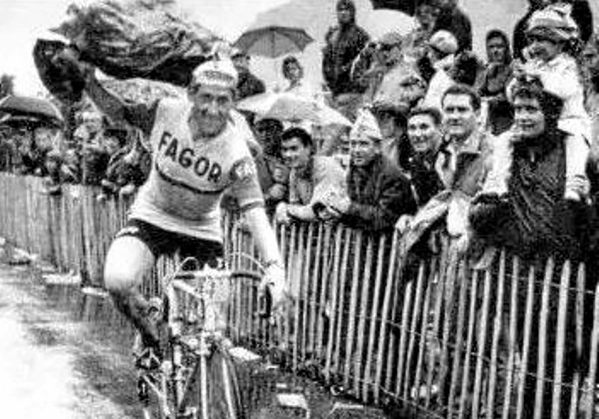 6 de julio de 1966.Luis Otaño celebra su triunfo en la meta de Le Bourg-d'Oisans bajo la lluvia, en la 15º etapa del Tour.