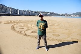 El artista callejero Germán Cedano dibuja la palabra elegida es 'Plenitud', especial para él por el momento personal que vive.