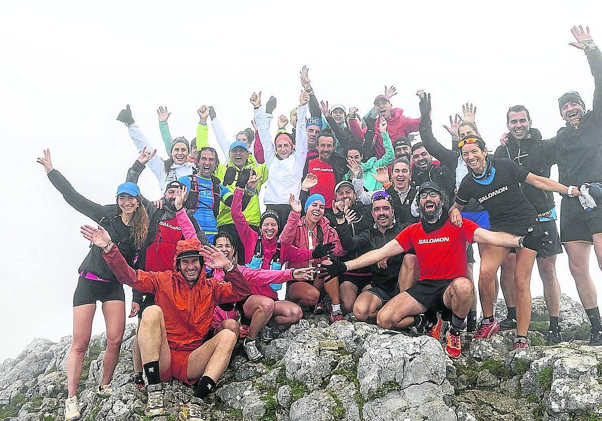 Oihana Kortazar con el grupo de participantes del campamento de Salomon en Zegama.