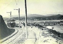 Los viajeros sufrían vértigo al pasar por la curva que daba al mar.