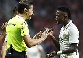 Vinicius protestando ante un árbitro esta temporada.