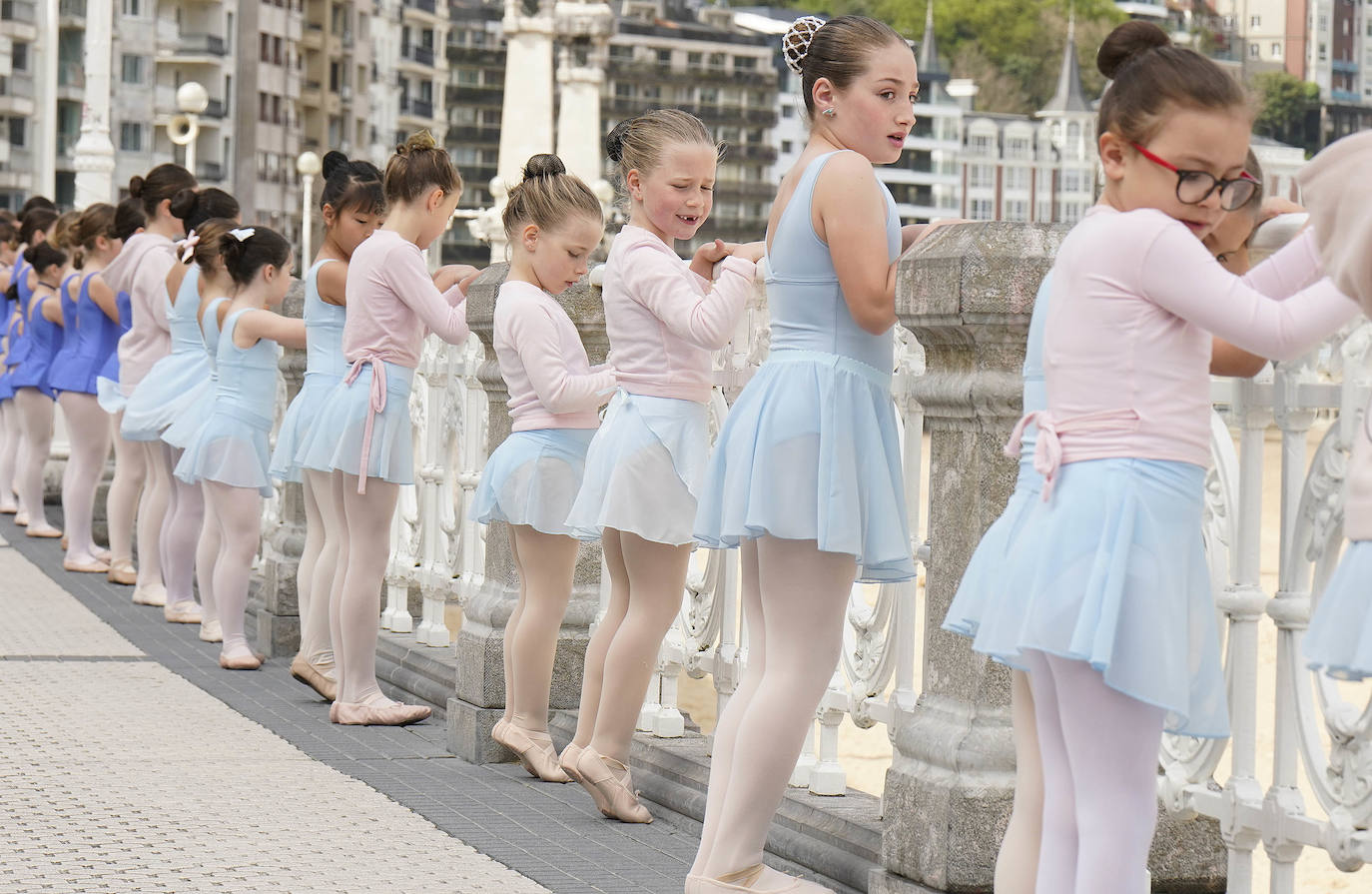 Danza en la barandilla de La Concha