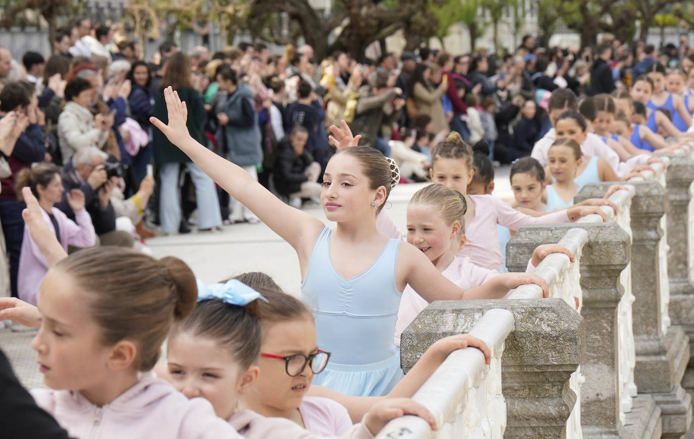 Danza en la barandilla de La Concha