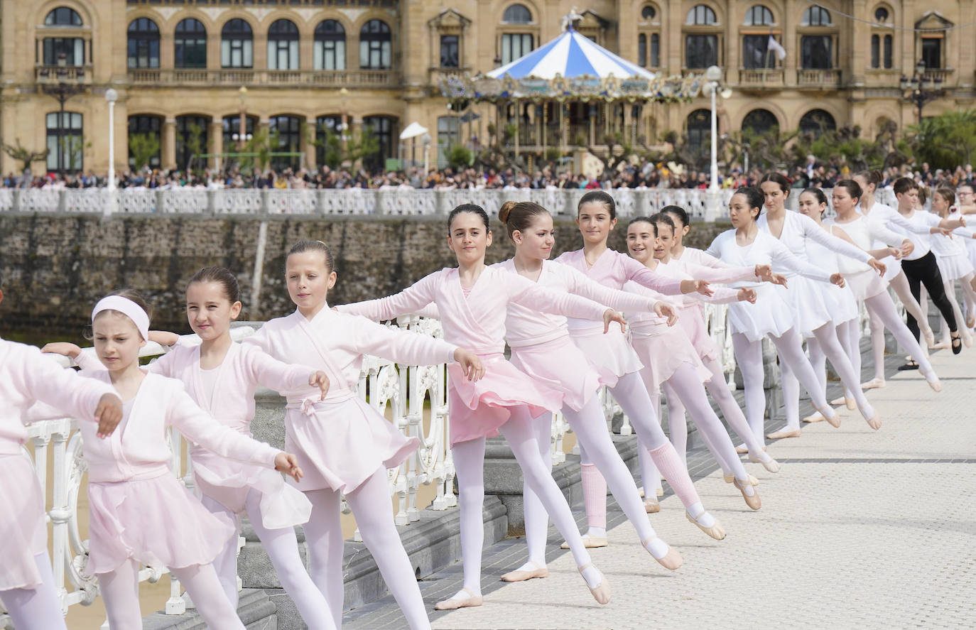 Danza en la barandilla de La Concha