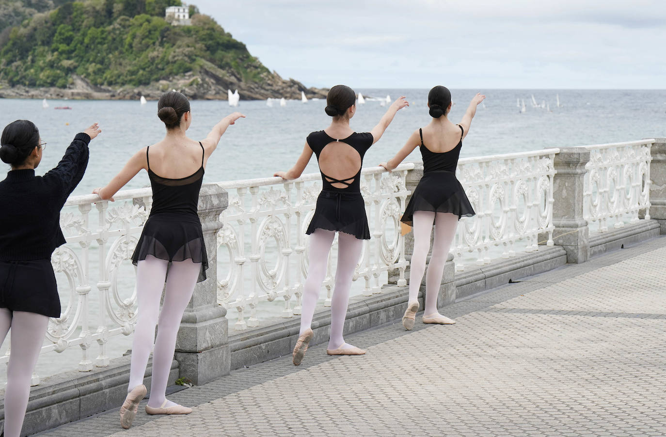 Danza en la barandilla de La Concha