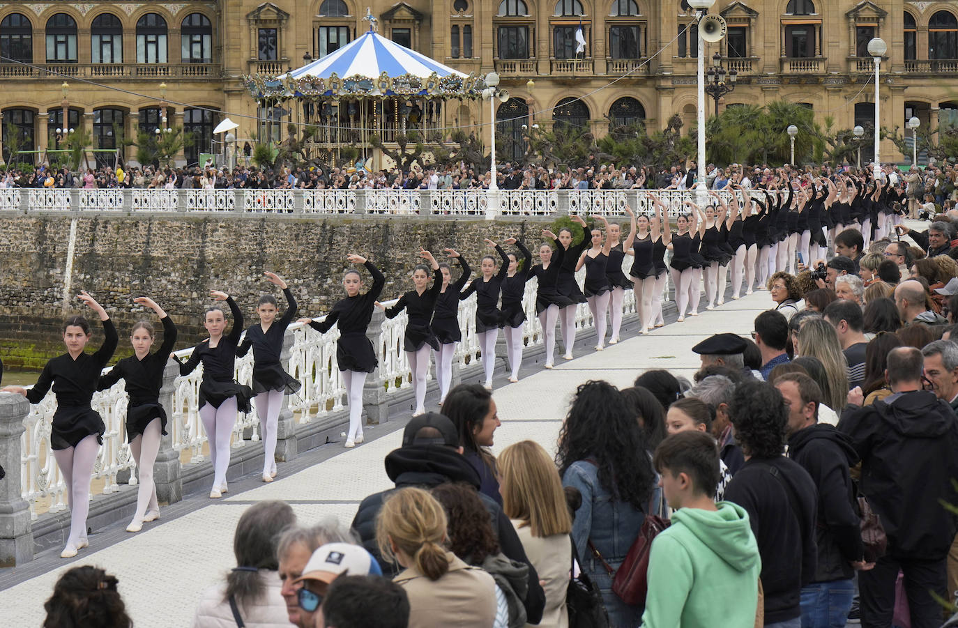 Danza en la barandilla de La Concha