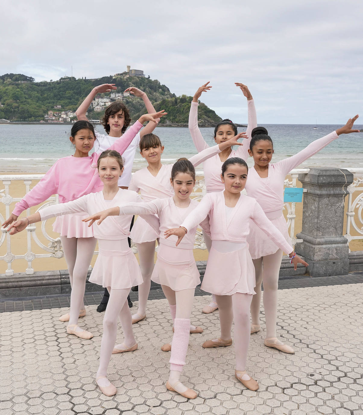 Danza en la barandilla de La Concha