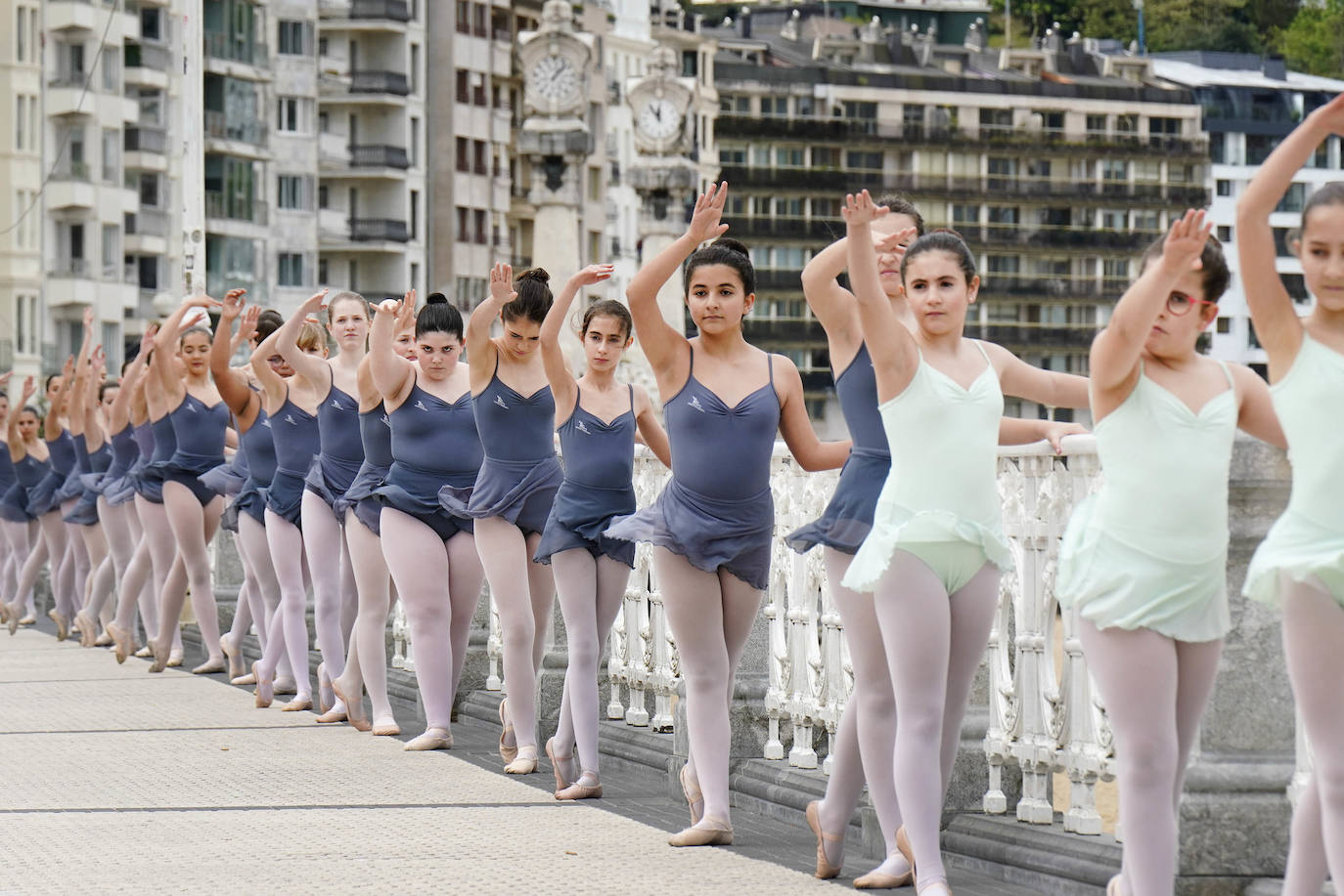 Danza en la barandilla de La Concha