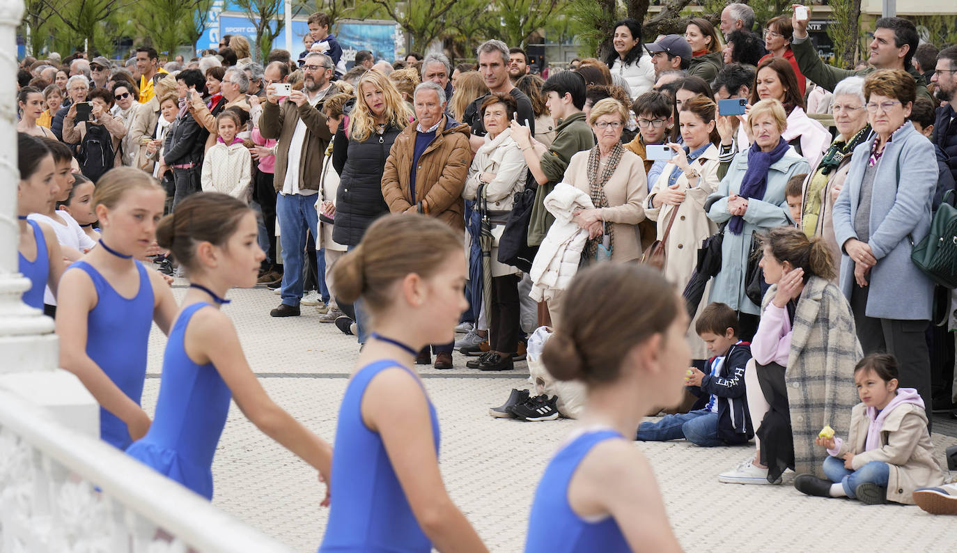 Danza en la barandilla de La Concha