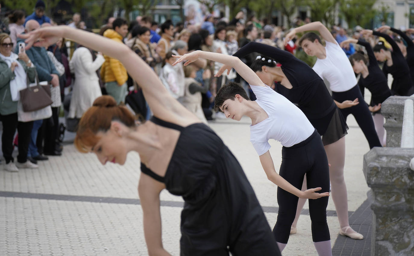 Danza en la barandilla de La Concha