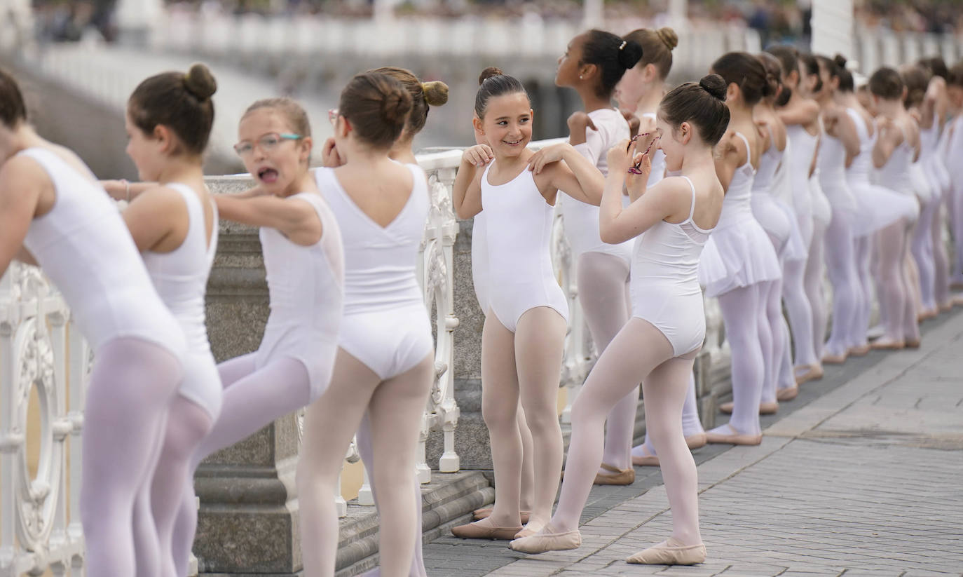 Danza en la barandilla de La Concha