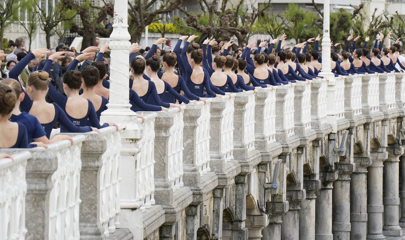 Danza en la barandilla de La Concha