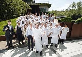 Celebración. Berasategui, su esposa Oneka, su hija Ane, su yerno José Manuel y parte del equipo, de fiesta ante el restaurante de Lasarte.