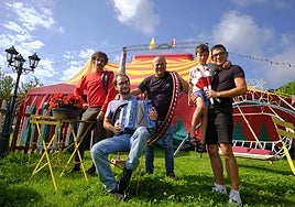 Iker Galartza beste taldekide batzuekin Gure Zirkuaren aurrekaldean.