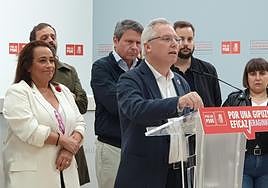 Asensio, Santano, Romero y otros candidatos del PSE-EE, en el acto de esta mañana en Irun.