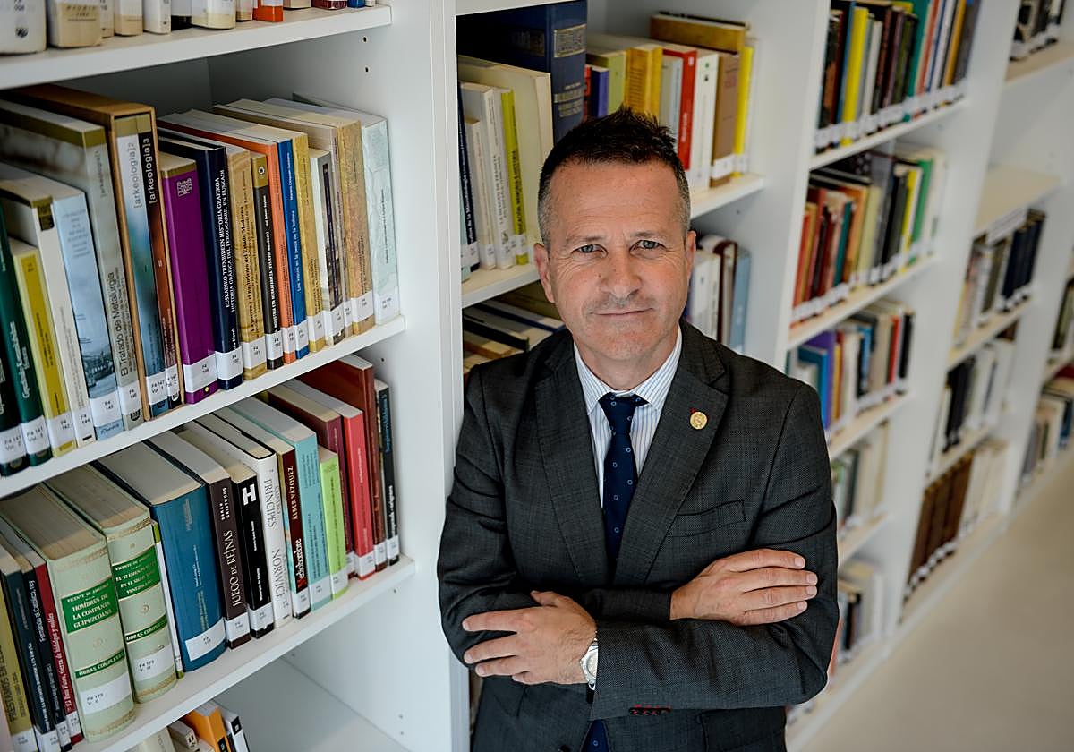 Jokin Bildarratz posa en la biblioteca del Archivo Histórico de Euskadi de Bilbao.