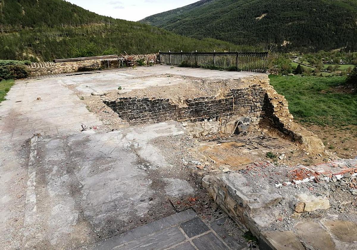 Así está el solar de la vivienda incendiada en Castiello de Jaca