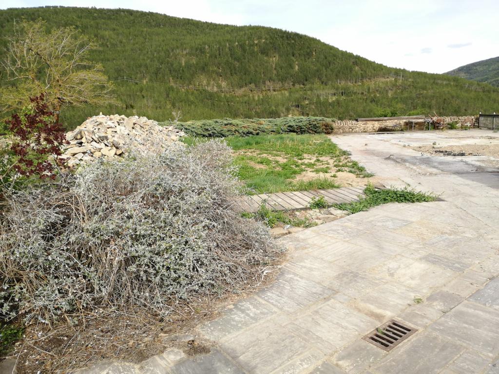 Así está el solar de la vivienda incendiada en Castiello de Jaca