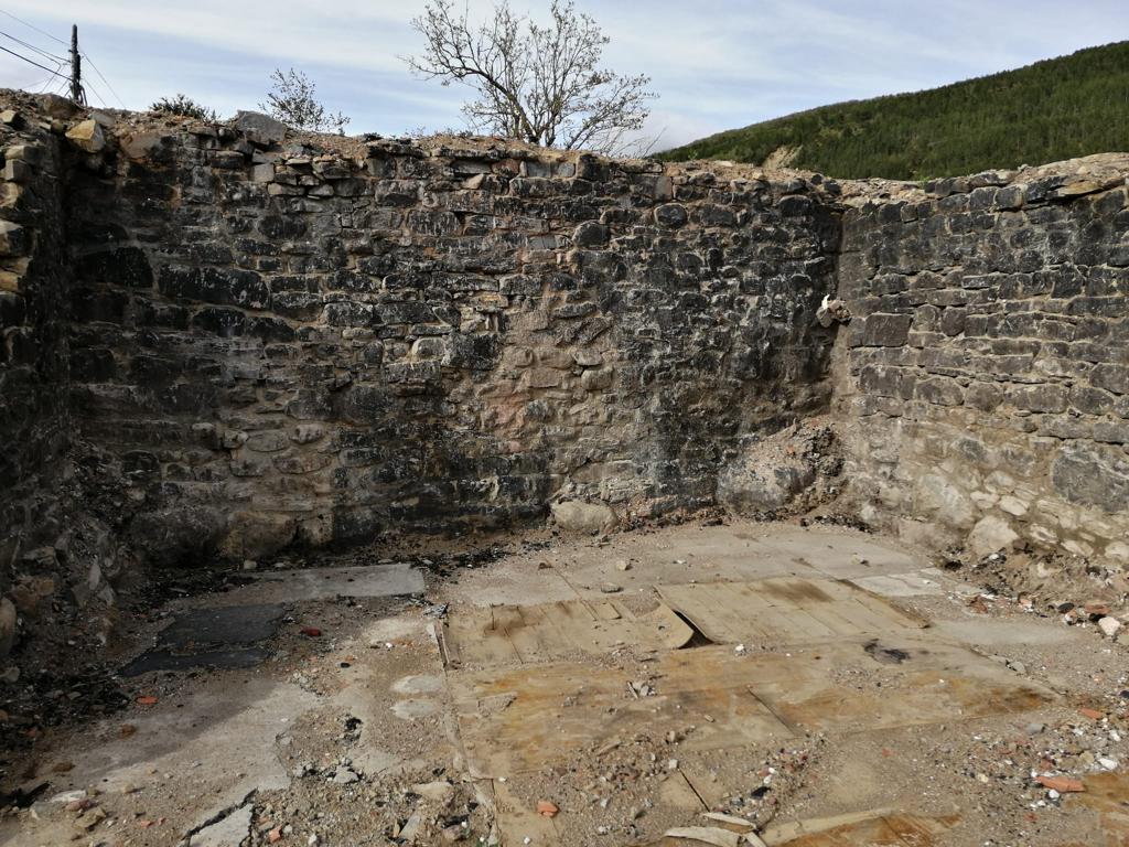 Así está el solar de la vivienda incendiada en Castiello de Jaca