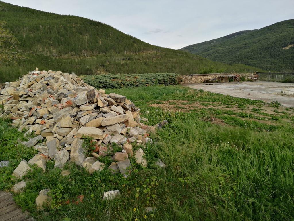 Así está el solar de la vivienda incendiada en Castiello de Jaca
