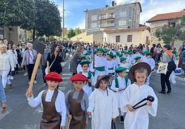Niños y niñas pusieronganas y empeño a la interpretación de las piezas de la tamborradainfantil, que partió a lasseis de Laubide.