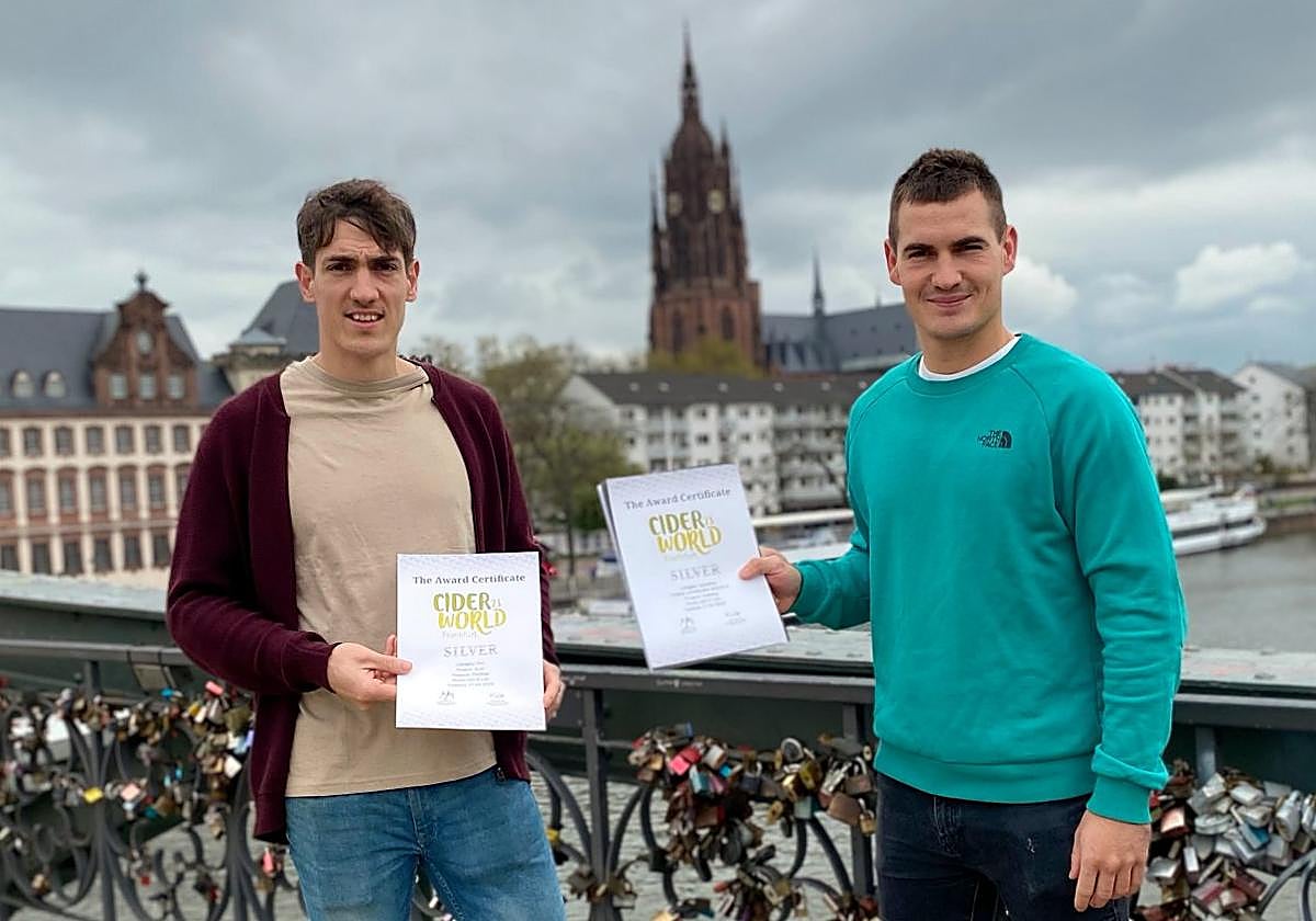 Los hermanos Ioritz y Argoitz Otaño muestran los dos premios recibidos en Frankfurt.