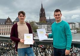 Los hermanos Ioritz y Argoitz Otaño muestran los dos premios recibidos en Frankfurt.