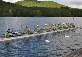 El bote ganador de Hondarribia alza los brazos en Legutiano.