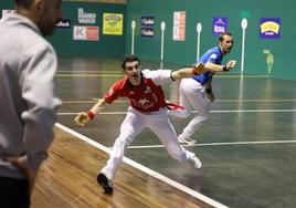 Jokin Altuna alcanza una pelota al ancho mientras Aitor Elordi recupera el sitio.