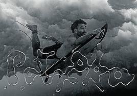 Aranburu parece volar encima de su tabla en la imagen del fotógrafo 'Pacotwo'. Es la fotografía de la portada del libro.