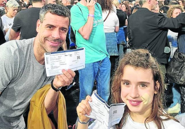 Xabi Zabaleta y su hija Julia, de 9 años, cerca del escenario.