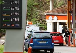 Panel de precios de este lunes en una gasolinera guipuzcoana, con una brecha de 15 céntimos entre la gasolina y el diésel.