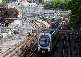 Un tren abandona la estación de Easo.
