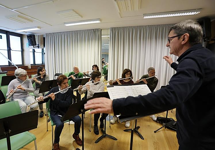 Alumnos de flauta travesera dirigidos por el profesor Txutxi Solabarrieta.