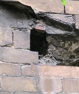 Imagen secundaria 2 - Desconchados y agujeros son visibles en el exterior.