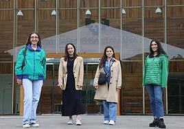 Mejores alumnas. María, Nerea, Carlota y Naroa, a la entrada del edificioCarlos Santamaría, donde el viernes serán reconocidas por tener los mejores expedientes de la UPV en Gipuzkoa.