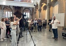 Inauguración. Andoni Lubaki, bisnieto de Eustaquio Berriochoa, dio a conocer los orígenes de la muestra.
