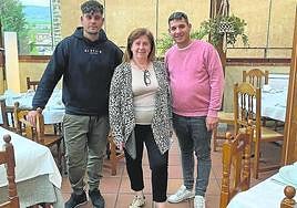 Susana, la matriarca, con dos de sus hijos en el comedor del asador.