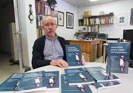 José Ángel Barrutiabengoa con varios ejemplares del libro que sale a la venta al precio de 12 euros.