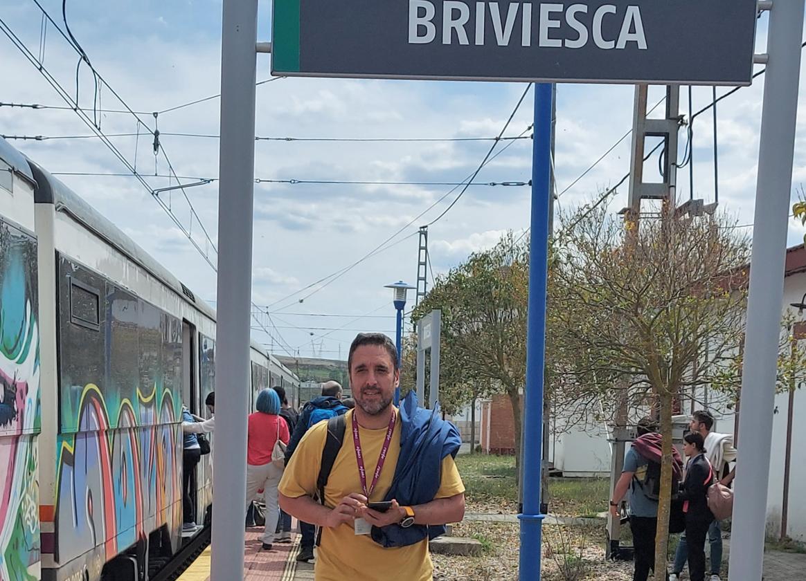 Los pasajeros suben al tren en Briviesca para continuar hacia Donostia. En la imagen, uno de los viajeros, ajeno a esta información.