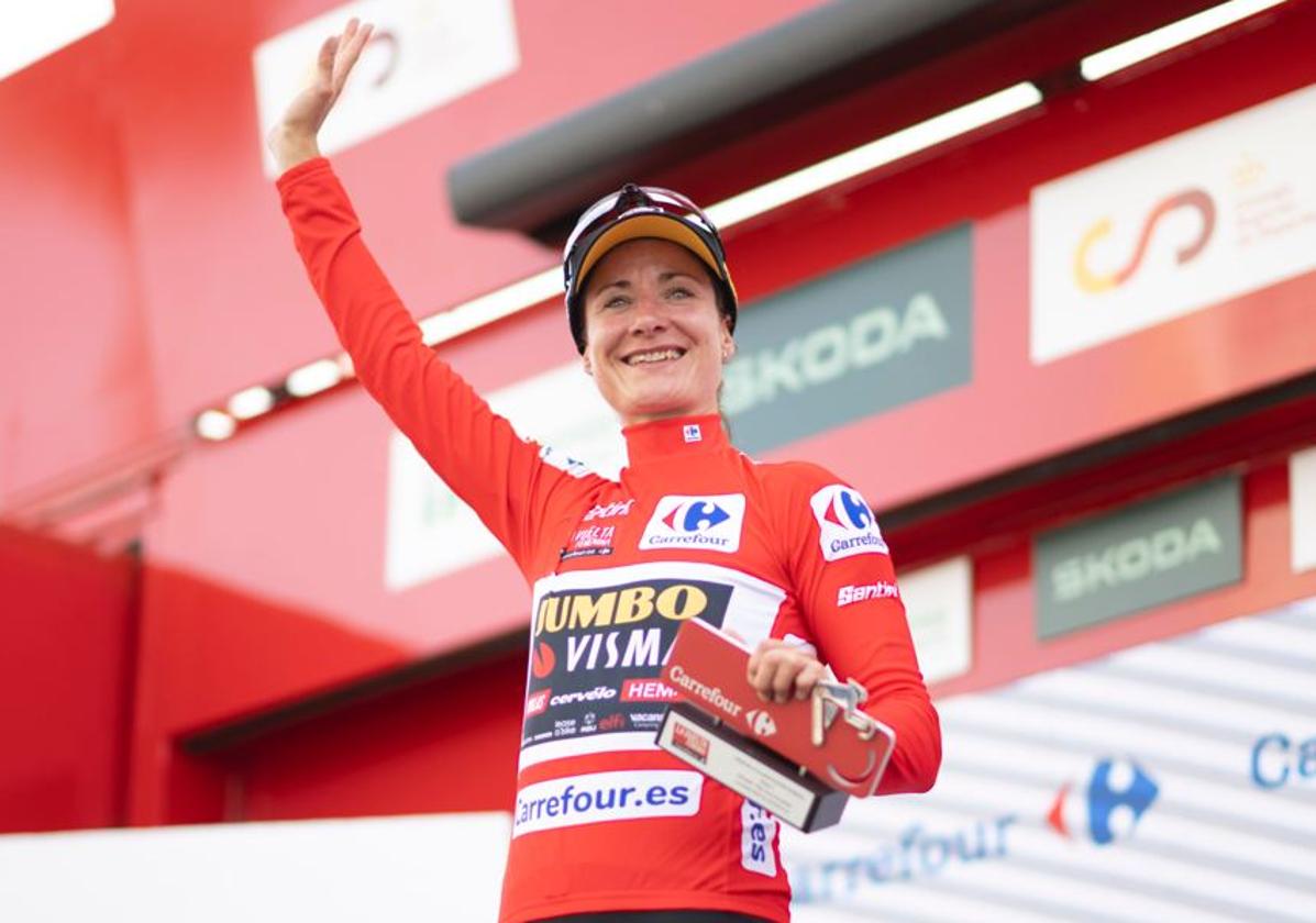 Marianne Vos, en el podio con el maillot de líder