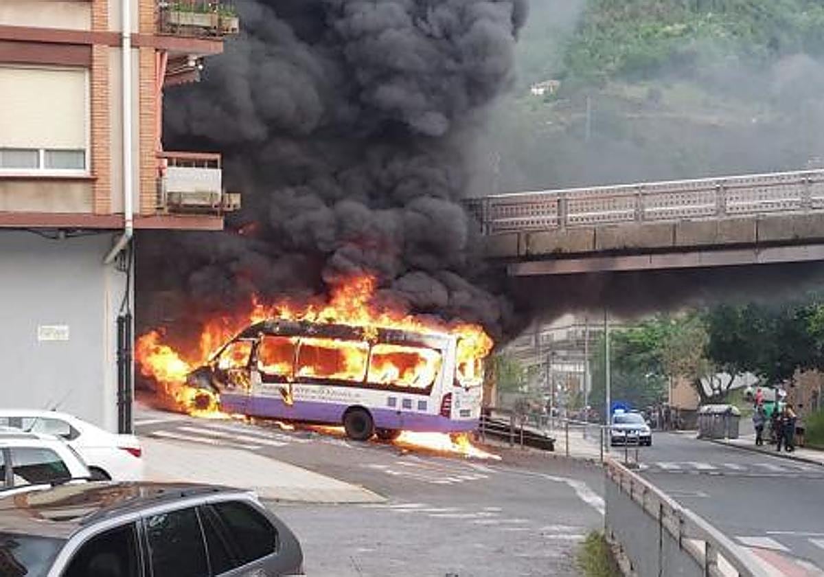 Momento en el que el autobús urbano de Arrasate es devorado por las llamas.