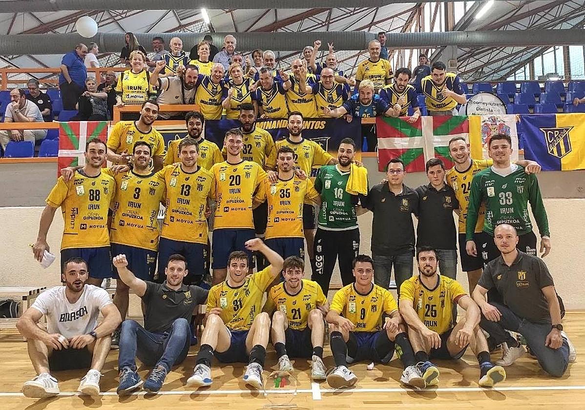 Los jugadores y el cuerpo técnico del Bidasoa Irun posan junto al grupo de aficionados que se acercó a Laudio a animar al equipo.