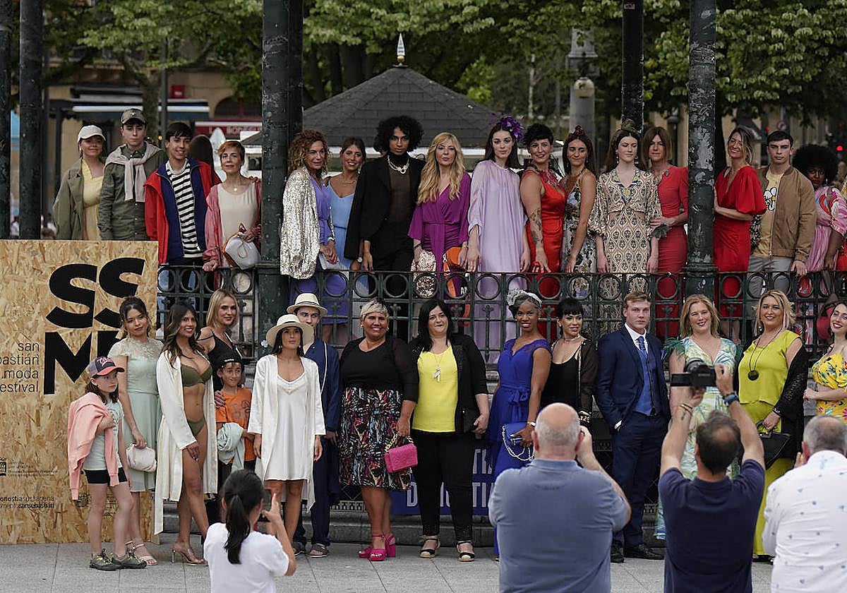 Un desfile multicolor en la Plaza Easo de San Sebastián