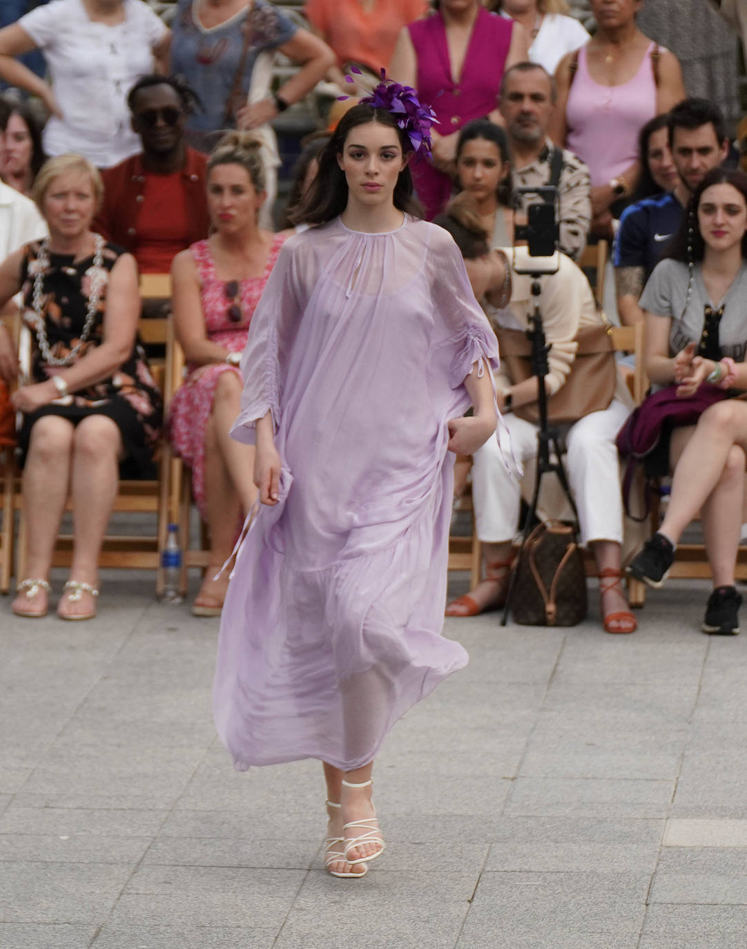 Un desfile multicolor en la Plaza Easo de San Sebastián