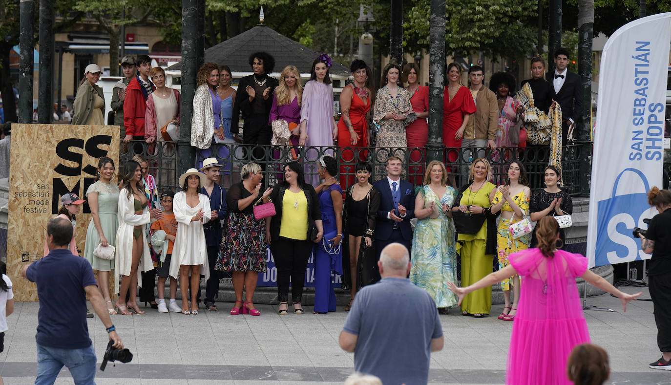 Un desfile multicolor en la Plaza Easo de San Sebastián