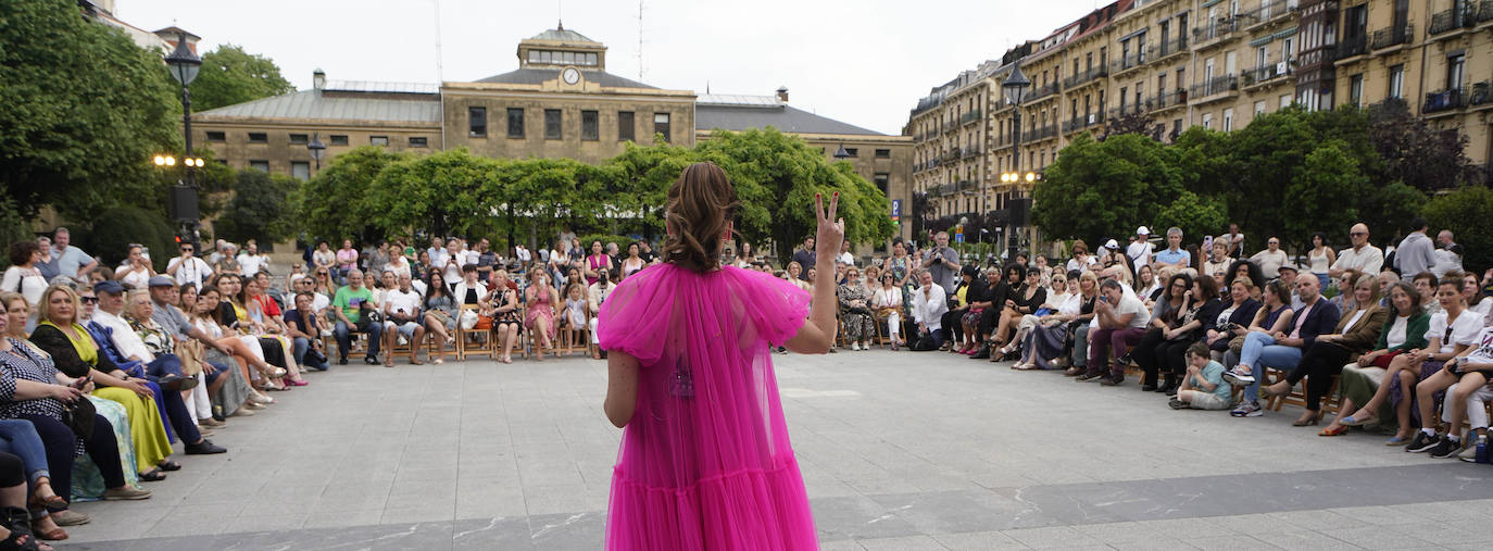 Un desfile multicolor en la Plaza Easo de San Sebastián