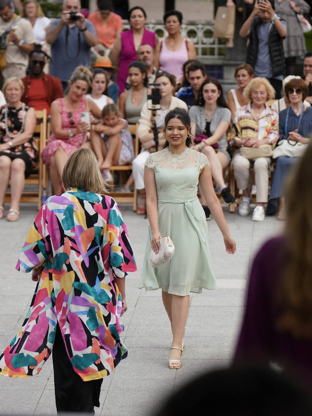 Un desfile multicolor en la Plaza Easo de San Sebastián