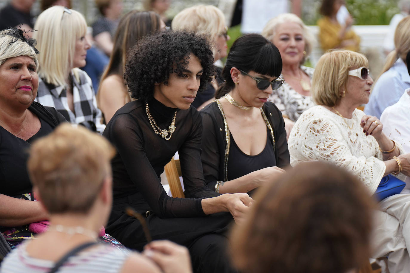 Un desfile multicolor en la Plaza Easo de San Sebastián