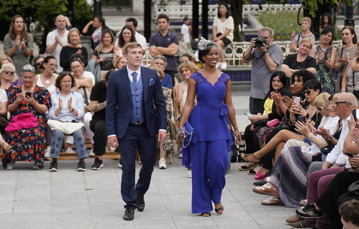 Un desfile multicolor en la Plaza Easo de San Sebastián